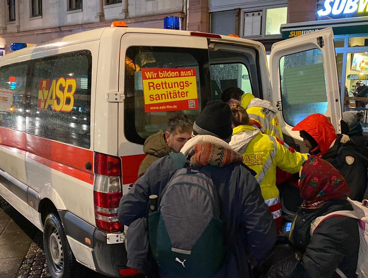 ASB verteilt Schlafsäcke und Thermounterwäsche an Obdachlose